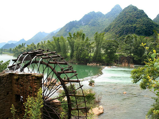 Mỗi khi vận hành, những guồng nước vĩnh cửu cùng với tiếng róc rách trầm bổng, mang đậm âm hưởng miền núi suốt đêm ngày (Ảnh: Internet). Mỗi khi vận hành, những guồng nước vĩnh cửu cùng với tiếng róc rách trầm bổng, mang đậm âm hưởng miền núi suốt đêm ngày (Ảnh: Internet).