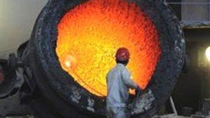 Vụ tai nạn xảy ra tại xưởng đúc khi công nhân đang trong quá trình thao tác đổ thép nóng vào khuôn. Ít nhất 10 người chết, 17 người bị thương trong vụ nổ tại nhà máy Vụ tai nạn còn khiến 3 người mất tích. Ảnh: Một công nhân đang làm việc trong một xưởng luyện thép ở Trung Quốc. (AFP) Vụ tai nạn xảy ra tại xưởng đúc khi công nhân đang trong quá trình thao tác đổ thép nóng vào khuôn. Ít nhất 10 người chết, 17 người bị thương trong vụ nổ tại nhà máy Vụ tai nạn còn khiến 3 người mất tích. Ảnh: Một công nhân đang làm việc trong một xưởng luyện thép ở Trung Quốc. (AFP)