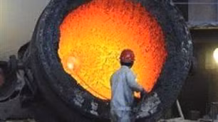 Vụ tai nạn xảy ra tại xưởng đúc khi công nhân đang trong quá trình thao tác đổ thép nóng vào khuôn. Ít nhất 10 người chết, 17 người bị thương trong vụ nổ tại nhà máy Vụ tai nạn còn khiến 3 người mất tích. Ảnh: Một công nhân đang làm việc trong một xưởng luyện thép ở Trung Quốc. (AFP)