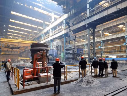 VOV đưa tin về vụ nổ nhà máy sản xuất sắt thép Angang thuộc tỉnh Liêu Ninh, Đông Bắc Trung Quốc tối 20/2. Ảnh: Hiện trường vụ tai nạn tại nhà máy thép Angang (AFP)