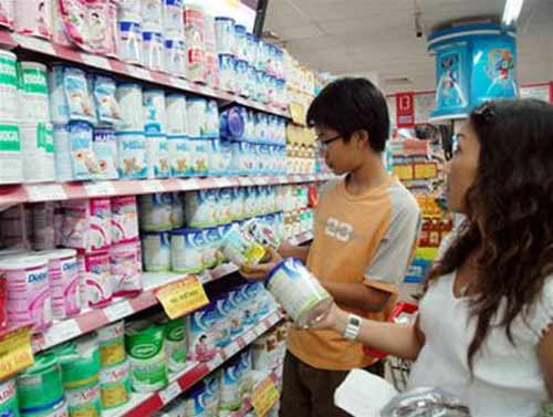 Người tiêu dùng nên lưu ý các thông tin về sản phẩm để tránh dùng phải những sản phẩm thực phẩm chức năng không đảm bảo tiêu chí an toàn vệ sinh thực phẩm như đã đăng ký với cơ quan chức năng; đặc biệt, những sản phẩm dành cho trẻ nhỏ càng cần được thận trọng, bởi nếu chất lượng thực phẩm chức năng kém có thể ảnh hưởng tới sự phát triển của trẻ. Ảnh: Lao động Online. Người tiêu dùng nên lưu ý các thông tin về sản phẩm để tránh dùng phải những sản phẩm thực phẩm chức năng không đảm bảo tiêu chí an toàn vệ sinh thực phẩm như đã đăng ký với cơ quan chức năng; đặc biệt, những sản phẩm dành cho trẻ nhỏ càng cần được thận trọng, bởi nếu chất lượng thực phẩm chức năng kém có thể ảnh hưởng tới sự phát triển của trẻ. Ảnh: Lao động Online.