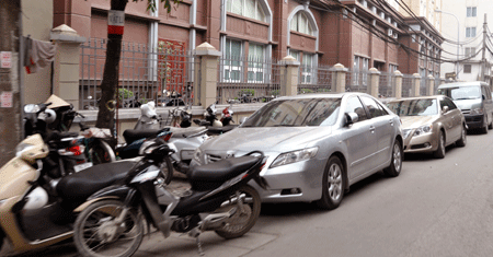 Tình trạng chung của các tuyến phố cấm trông giữ xe ở Hà Nội hiện nay là tại một số bãi trông giữ xe trước đây đã được giải tỏa, lòng đường và vỉa hè khá thông thoáng. Ảnh: Ngọc Lân, VnMedia. Tình trạng chung của các tuyến phố cấm trông giữ xe ở Hà Nội hiện nay là tại một số bãi trông giữ xe trước đây đã được giải tỏa, lòng đường và vỉa hè khá thông thoáng. Ảnh: Ngọc Lân, VnMedia.