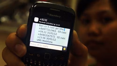 Thông tin trên báo Tuổi trẻ, nhiều khách hàng phản ảnh thời gian gần đây sóng mạng MobiFone liên tục có vấn đề, gây ảnh hưởng đến liên lạc, công việc của khá nhiều người... Thế nhưng nhà mạng lại không hề thông báo cho khách hàng biết về sự cố này. Ảnh: Tuổi trẻ.