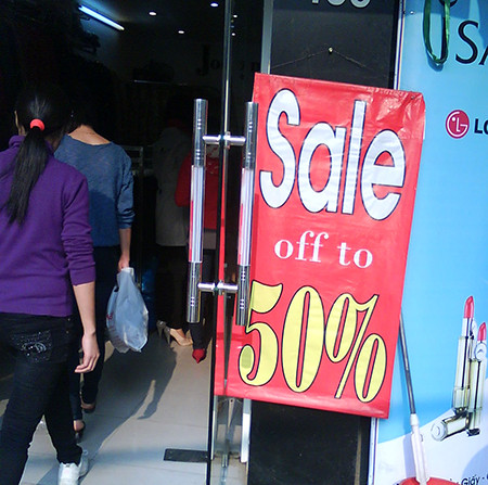 Báo Lao động đưa tin, sau Tết, nhu cầu mua sắm giảm dần, các shop thời trang đua nhau tung ra những chiêu khuyến mãi hấp dẫn, thu hút khá đông sự chú ý của người dân. Báo Lao động đưa tin, sau Tết, nhu cầu mua sắm giảm dần, các shop thời trang đua nhau tung ra những chiêu khuyến mãi hấp dẫn, thu hút khá đông sự chú ý của người dân.