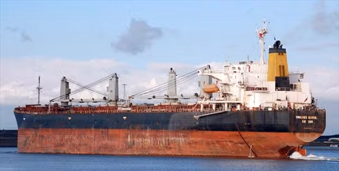 Tại buổi làm việc với Bộ trưởng Tài chính Vương Đình Huệ và Bộ trưởng Giao thông Đinh La Tăng chiều 20/2, Tổng công ty Hàng hải và các đơn vị thành viên cũng đã ký kết cắt giảm 5-10% chi phí trong năm 2012, tương đương số tiền hơn 105 tỷ đồng. Vinalines là đơn vị thứ 3 sau Tập đoàn Bảo Việt và Dệt may cam kết cắt giảm chi tiêu theo chủ trương của Bộ Tài chính. Trong ngày 21/2, sẽ có thêm 2 đơn vị là Tập đoàn Điện lực (EVN) và Tập đoàn Phát triển nhà và đô thị (HUD) đăng ký thực hiện cắt giảm. Ảnh: Tàu Vinalines Global (MarineTraffic).