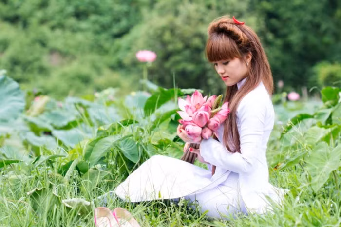 Thùy Dung dịu dàng, đằm thắm với áo dài truyền thống
