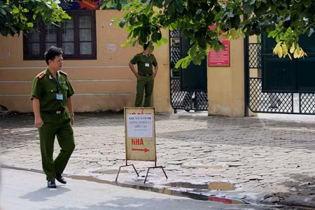 An ninh được thắt chặt nghiêm ngặt từ ngoài cổng Trường THPT Cầu Giấy (Hà Nội)