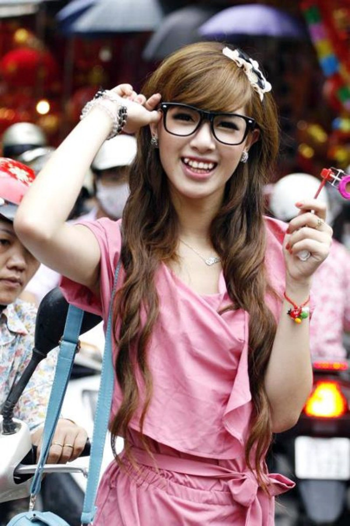 Hà Min trẻ trung và tươi tắn giữa phố Hà Min trẻ trung và tươi tắn giữa phố