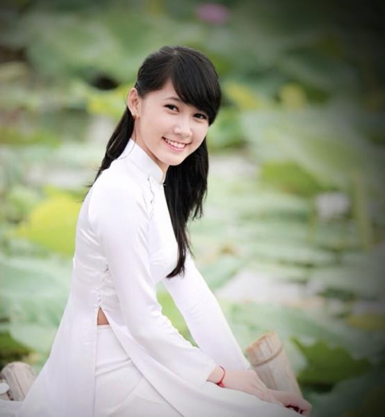 Tinh khôi, trong sáng trong tà áo dài trắng >>Ngẩn ngơ vì nhan sắc của Hotgirl Kiều My >>Những nữ sinh diện áo dài đẹp hơn Hoa hậu Mai Phương Thúy >>Hotgirl Đại học Phương Đông rạng ngời đón Trung Thu >>Ngẩn ngơ vì Hotgirl Đại học Ngoại thương