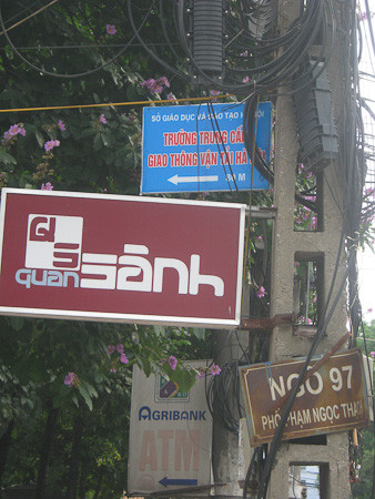 Những biển hiệu như thế này cứ vô tư tồn tại qua ngày này tháng nọ