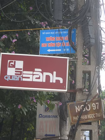 Những biển hiệu như thế này cứ vô tư tồn tại qua ngày này tháng nọ