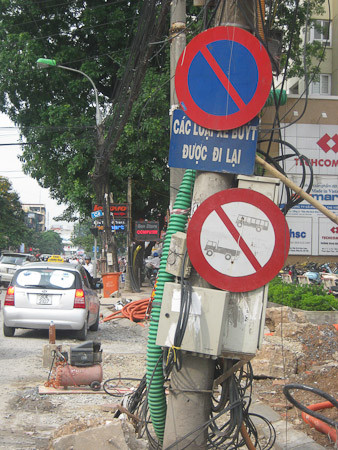 Ngoài những biển quảng cáo còn có những biển báo hiệu