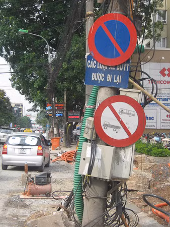 Ngoài những biển quảng cáo còn có những biển báo hiệu