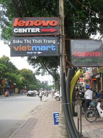 Những tấm biển hiệu có đủ loại từ in bình thường tới biển quảng cáo bằng điện tử