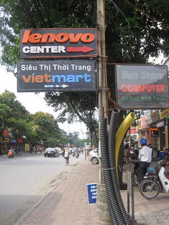 Những tấm biển hiệu có đủ loại từ in bình thường tới biển quảng cáo bằng điện tử