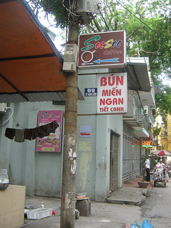 Nội dung quảng cáo phong phú có đủ loại từ bia hơi, cafe, đến đồ điện tử, sửa chữa xe máy, xe đạp...(ảnh chụp tại khu tập thể Kim Liên)