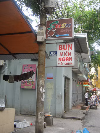 Nội dung quảng cáo phong phú có đủ loại từ bia hơi, cafe, đến đồ điện tử, sửa chữa xe máy, xe đạp...(ảnh chụp tại khu tập thể Kim Liên)