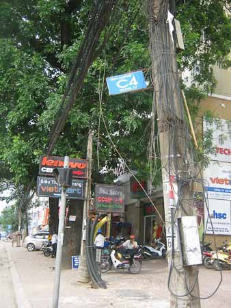 Trên đoạn đường Phạm Ngọc Thạch tràn ngập những hình ảnh như thế này