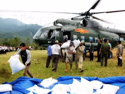 Bay cứu trợ đồng bào vùng lũ Canh Liên (Bình Định).