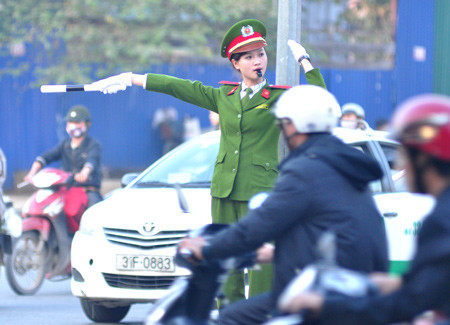 Sức trẻ và ý thức trách nhiệm của những SV HV Cảnh sát góp phần giúp người dân yên tâm tham gia giao thông dịp lễ Tết. Sức trẻ và ý thức trách nhiệm của những SV HV Cảnh sát góp phần giúp người dân yên tâm tham gia giao thông dịp lễ Tết.