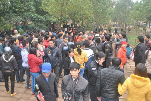 Đám đông tạm tản ra khi có sự vào cuộc của lực lượng giữ gìn an nình trật tự.