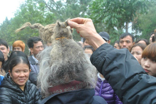 Nhiều người mắt đã thấy nhưng tay vẫn phải sờ để chứng minh bộ tóc cụ Long là thật.