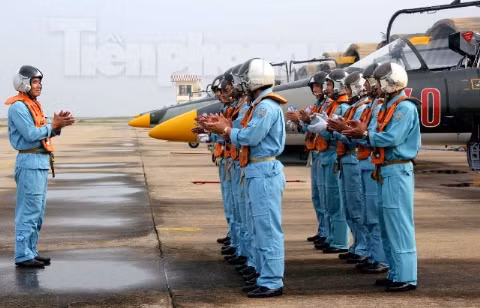 Giao nhiệm vụ trước giờ xuất kích trên máy bay đa năng L-39.