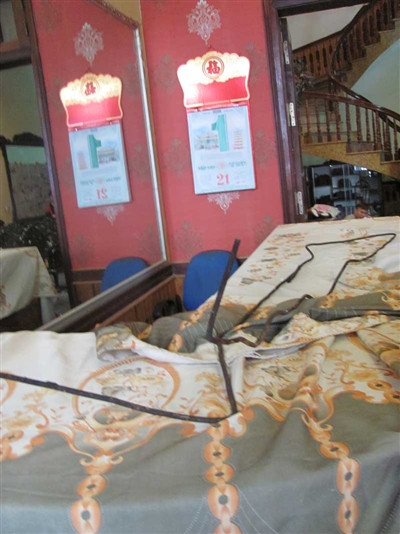 Hung thủ có thể dùng đoạn sắt này để chui qua tum, vào nhà ông Bình. ảnh: Duy Chiến. Hung thủ có thể dùng đoạn sắt này để chui qua tum, vào nhà ông Bình. ảnh: Duy Chiến.