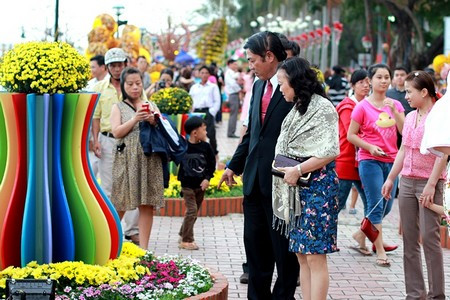 Ông Nguyễn Bá Thanh cùng vợ đi thăm con đường hoa xuân Ông Nguyễn Bá Thanh cùng vợ đi thăm con đường hoa xuân