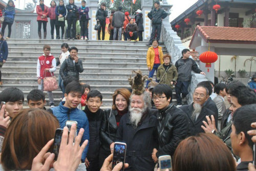 Giới trẻ hào hứng chụp hình lưu niệm với cụ Long.