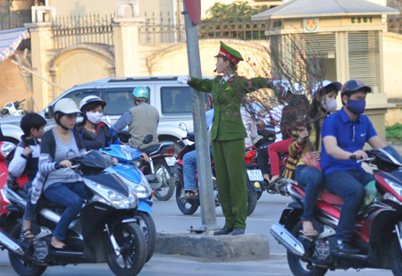 Cần mẫn điều tiết phân luồng khi sắc xuân của hoa đào đang về trên phố Cần mẫn điều tiết phân luồng khi sắc xuân của hoa đào đang về trên phố