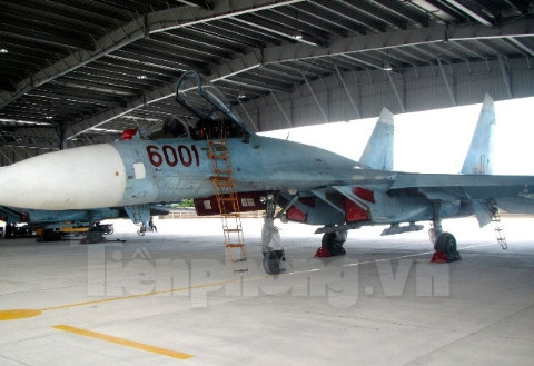 Một tiêm kích Su-27 của Trung đoàn Không quân tiêm kích 940, Sư đoàn 372 thường xuyên bay tuần tiễu Trường Sa từ năm 2012.