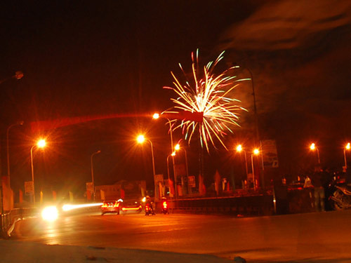 Hình ảnh pháo hoa nổ trái phép ở khu vực đầu cầu Phố Mới (phía ga Lào Cai) - Ảnh: Ngọc Triển Hình ảnh pháo hoa nổ trái phép ở khu vực đầu cầu Phố Mới (phía ga Lào Cai) - Ảnh: Ngọc Triển