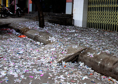 Xác pháo tràn lan ở thị trấn Ninh Giang, Hải Dương, ảnh chụp sáng mùng 2 tết - Ảnh: N.D Xác pháo tràn lan ở thị trấn Ninh Giang, Hải Dương, ảnh chụp sáng mùng 2 tết - Ảnh: N.D