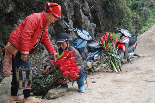 Đóng gói hoa cho khách. Đóng gói hoa cho khách.