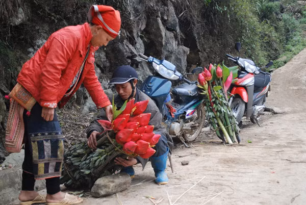 Đóng gói hoa cho khách.