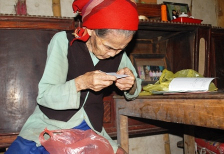 Hai cụ già gần 90 tuổi tự nuôi nhau trong căn nhà tình thưong. Hai cụ già gần 90 tuổi tự nuôi nhau trong căn nhà tình thưong.