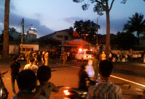 Xe cứu hỏa, xe cứu thương được điều đến trụ sở công an. Ảnh: An Nhơn. Xe cứu hỏa, xe cứu thương được điều đến trụ sở công an. Ảnh: An Nhơn.