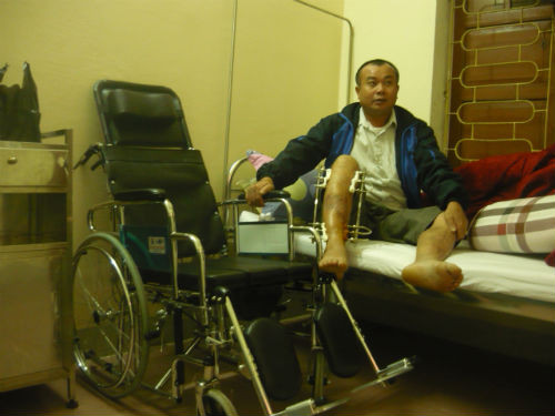 Sau nhiều lần dũng cảm đối mặt, kiên quyết những đối tượng vi phạm luật giao thông, giờ đây đồng chí Cường phải làm bạn với chiếc xe lăn. Sau nhiều lần dũng cảm đối mặt, kiên quyết những đối tượng vi phạm luật giao thông, giờ đây đồng chí Cường phải làm bạn với chiếc xe lăn.