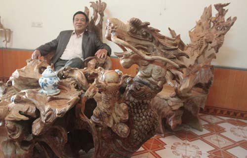 Bộ bàn ghế hình rồng bằng gỗ ngọc am từng được chào mua với giá 4 tỷ đồng. Bộ bàn ghế hình rồng bằng gỗ ngọc am từng được chào mua với giá 4 tỷ đồng.