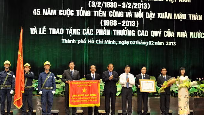Tổng công ty Điện lực TP.HCM được chủ tịch nước trao tặng danh hiệu Anh hùng lao động tại lễ kỷ niệm sáng 2-2 - Ảnh: Minh Đức