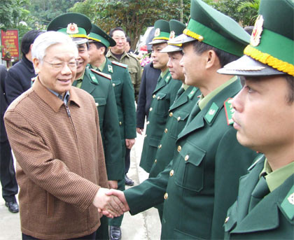 Tổng Bí thư Nguyễn Phú Trọng thăm cán bộ, chiến sĩ Đồn biên phòng Bản Lầu (Lào Cai). Tổng Bí thư Nguyễn Phú Trọng thăm cán bộ, chiến sĩ Đồn biên phòng Bản Lầu (Lào Cai).