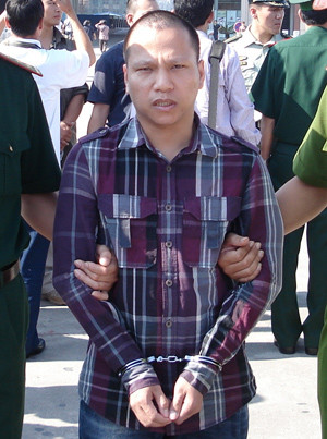 Tộ "Tích" bị bắt, di lý từ biên giới Trung Quốc về Việt Nam. Ảnh: Thành Việt.