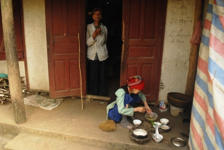 Hai cụ già gần 90 tuổi tự nuôi nhau trong căn nhà tình thưong. Hai cụ già gần 90 tuổi tự nuôi nhau trong căn nhà tình thưong.