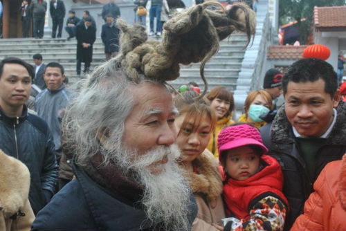 Mặc dù tuổi đã ngoài 70, nhưng trong cụ Long vẫn rất khỏe khoắn, cụ có vẻ bề ngoài khiến nhiều người liên tưởng đến “ông bụt, ông tiên” trong truyền thuyết.