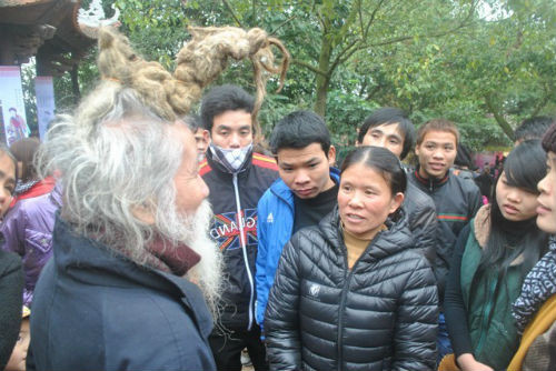 Cụ Long thẳng thắn trả lời những câu hỏi mang tính tò mò của người dân xung quanh bộ tóc độc nhất vô nhị của cụ.