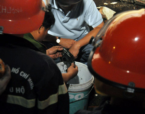 Nhiều vật dụng có hình dạng như súng, lựu đạn, chất kích nổ được tìm thấy ở hiện trường. Nhiều vật dụng có hình dạng như súng, lựu đạn, chất kích nổ được tìm thấy ở hiện trường.