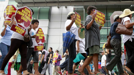 Dân Philippines biểu tình trước lãnh sự quán Trung Quốc ở Manila Dân Philippines biểu tình trước lãnh sự quán Trung Quốc ở Manila