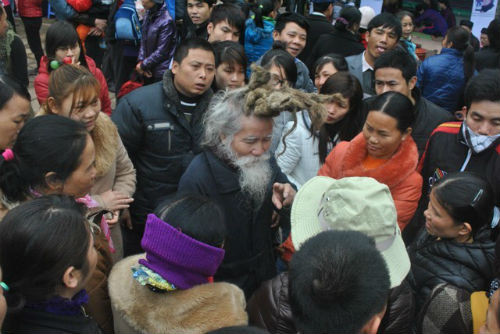 Hàng ngàn người chen chúc, xô đẩy nhau để được gần và trò chuyện với cụ Long.