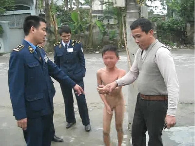Hình ảnh cậu bé bị người đàn ông làm nhục được thanh tra giao thông Hải Phòng giúp đỡ . Ảnh chụp từ clip. Hình ảnh cậu bé bị người đàn ông làm nhục được thanh tra giao thông Hải Phòng giúp đỡ . Ảnh chụp từ clip.